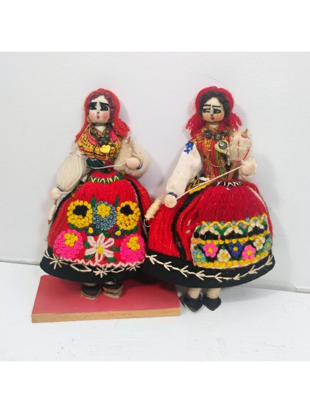 Vtg Pair of Porguguese Yarn Dolls Viana de Castelo Two Women Knitting 5.5"